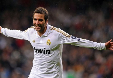 爱游戏官网-马凯尔·约翰逊单臂隔扣迪亚洛，扣篮王之争引爆赛场