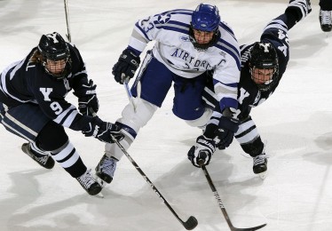 爱游戏官网|格兰特半场轰下22分神迹，点燃球队逆转烈焰夺关键胜利