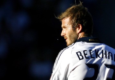 爱游戏体育|拉菲尼亚点球一锤定音，巴萨1-0险胜黄潜登顶西甲